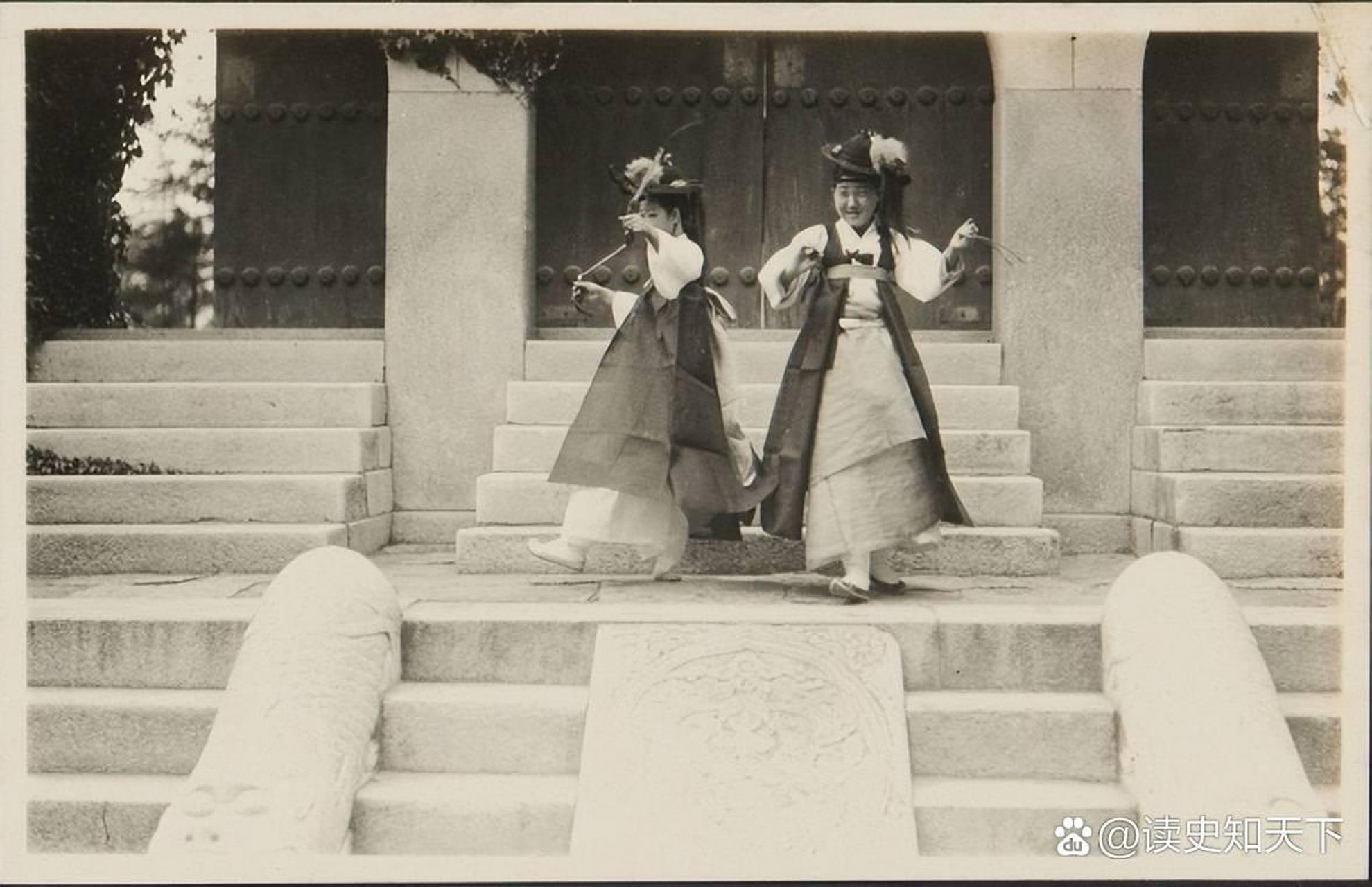 1921年,两个朝鲜族姑娘正在进行剑舞表演