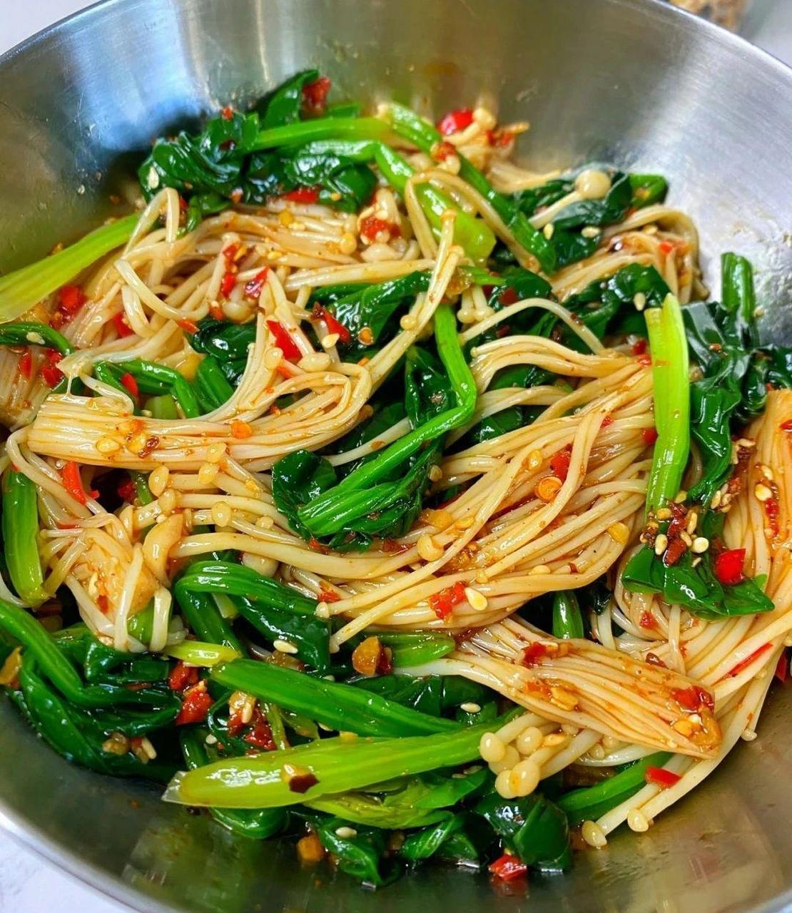 今天又分享一款凉拌金针菇菠菜,好吃到哭,开胃又解馋,美味可口,好吃停