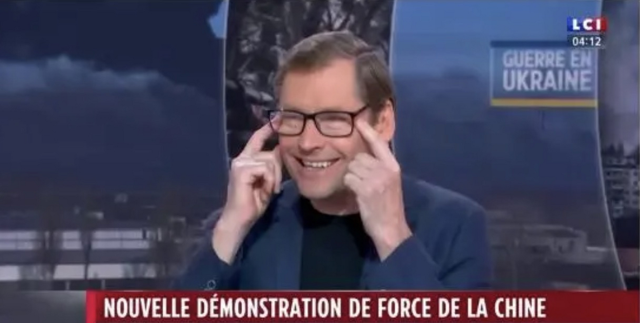 互联网是有记忆的,采访卢大使的法国lci电视台,曾经做过图一这个动作.