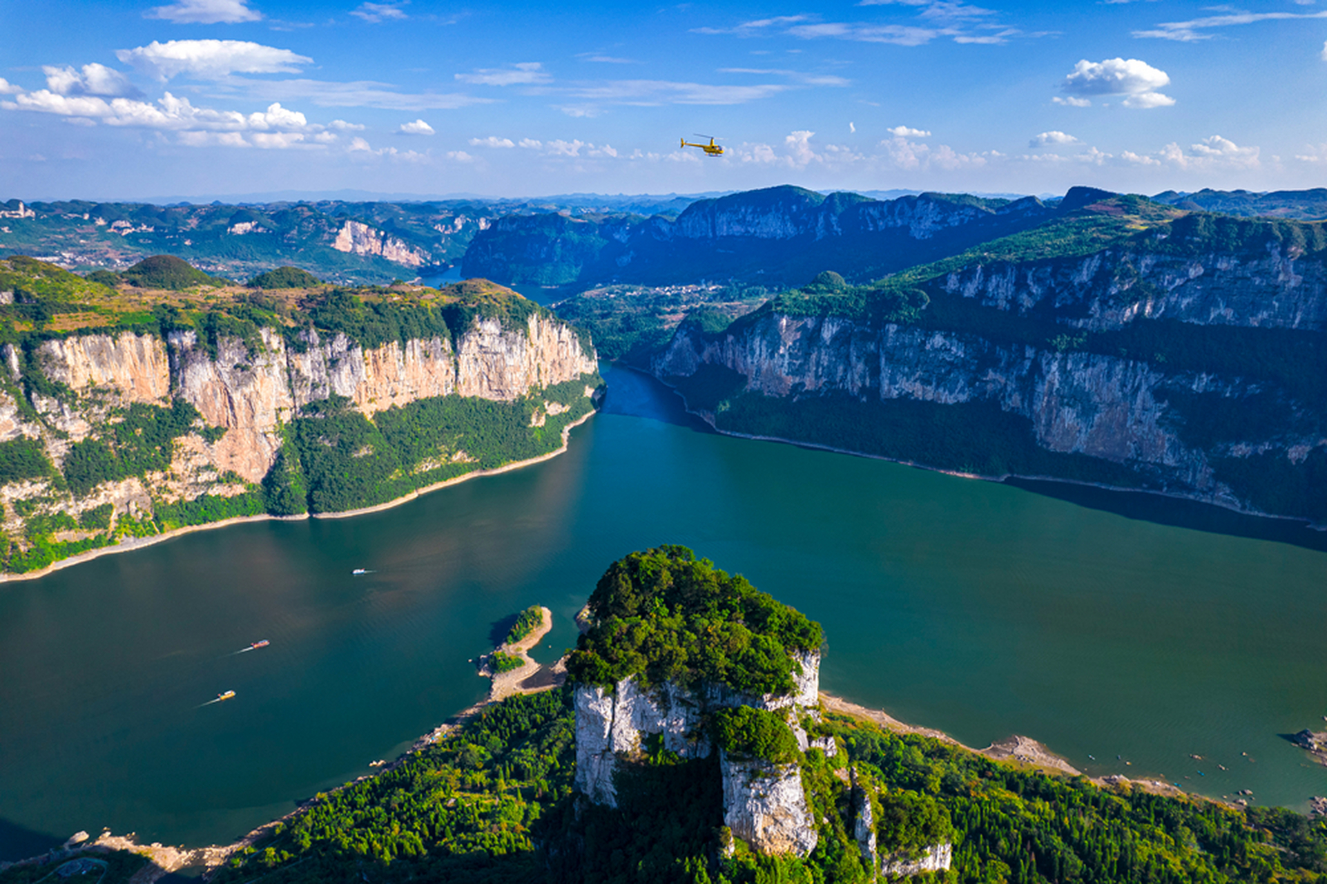 【秋游贵州】贵州乌江源百里画廊,湖水清澈,倒影沉碧,宁静秀丽,两岸峰