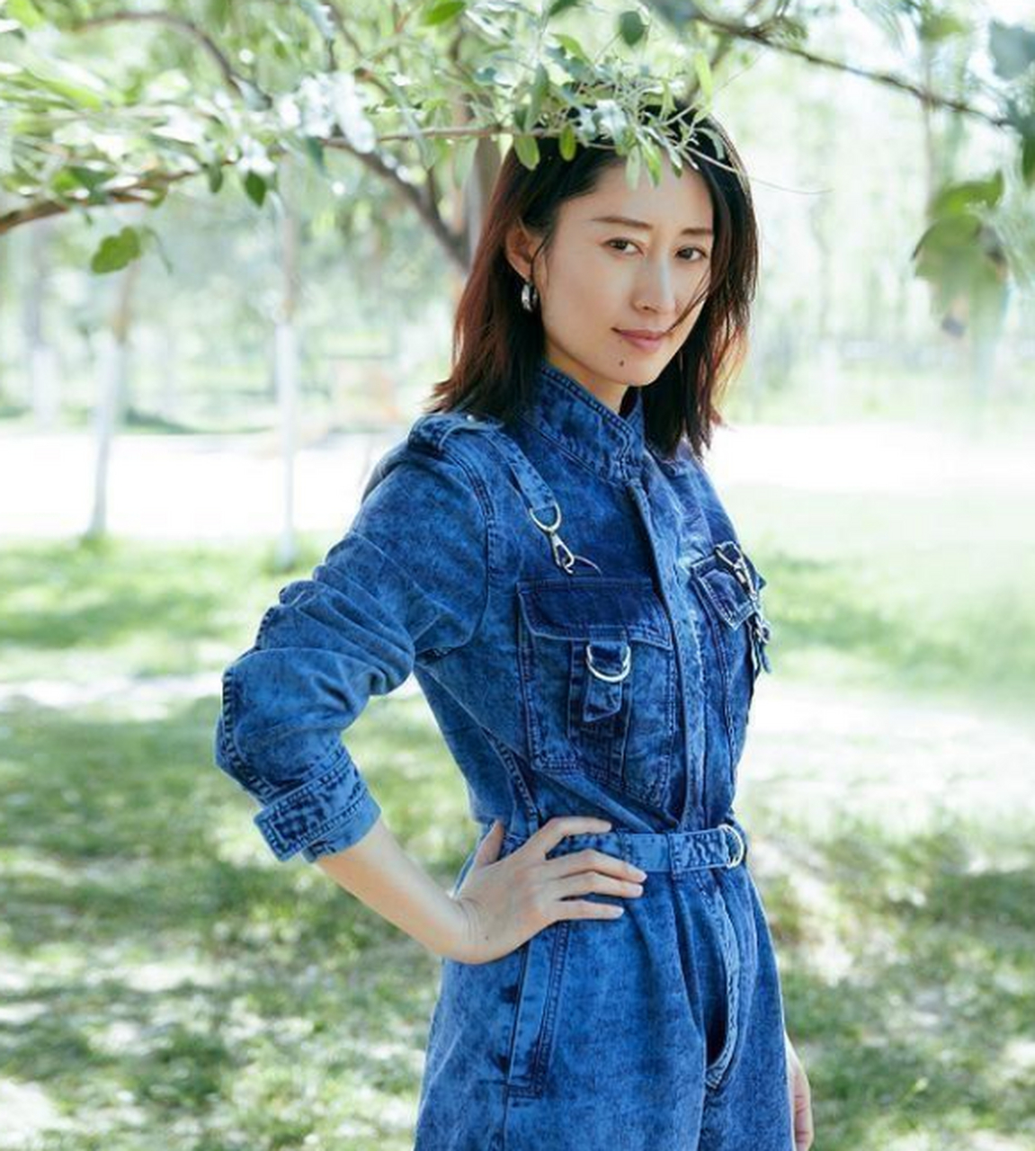 刘敏涛穿牛仔连体裤配齐肩发凹造型,看上去非常的帅气,一点也不像妇女