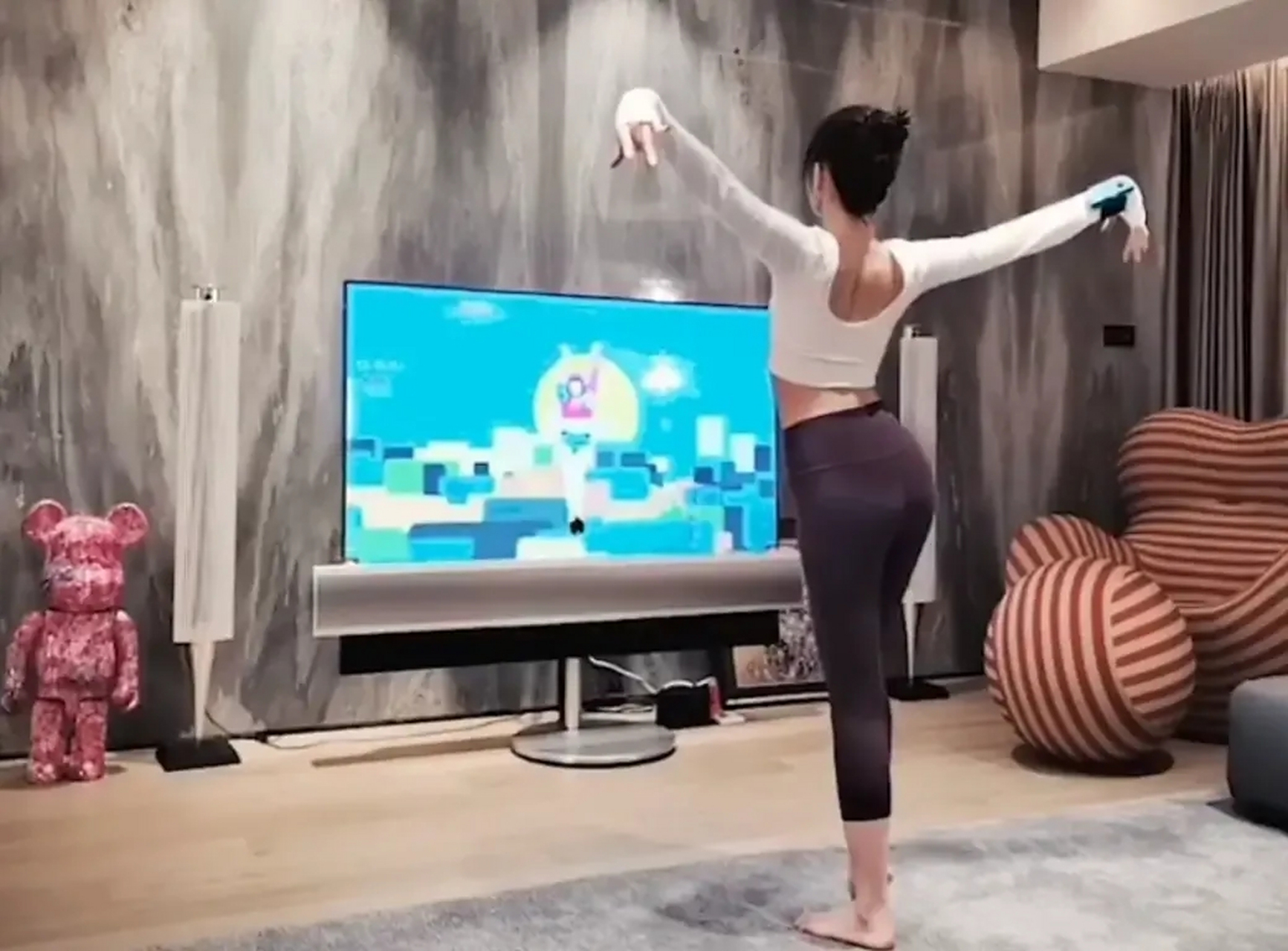 毛晓彤展示了一组在家跳舞健身的视频.