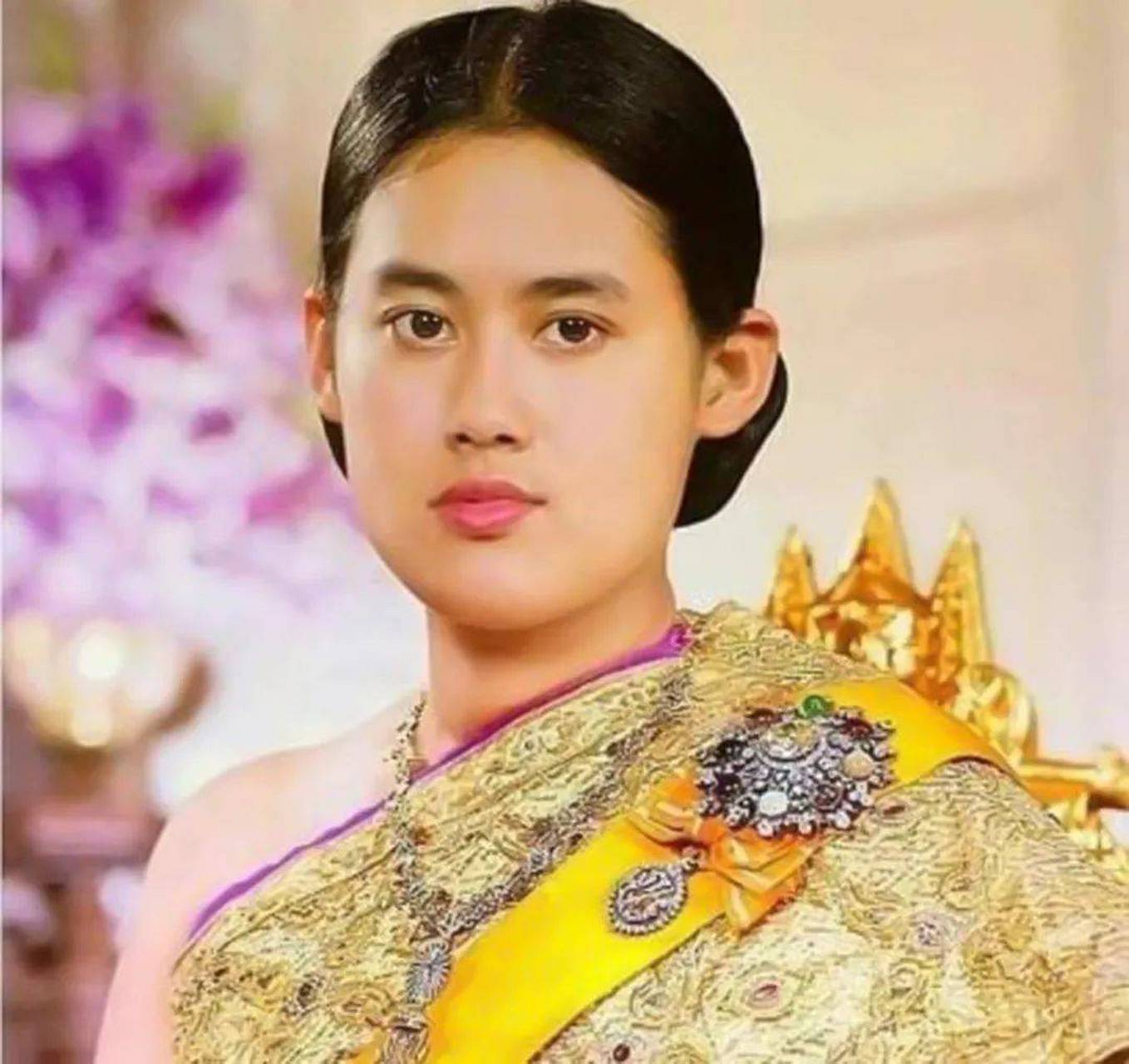 诗琳通公主年轻时冰清玉洁,清水出芙蓉,是个多么清正娴雅的女子,可惜