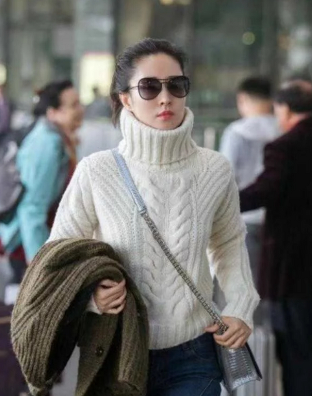 刘敏涛原来是穿搭高手,高领毛衣叠穿针织开衫,配喇叭裤好时髦