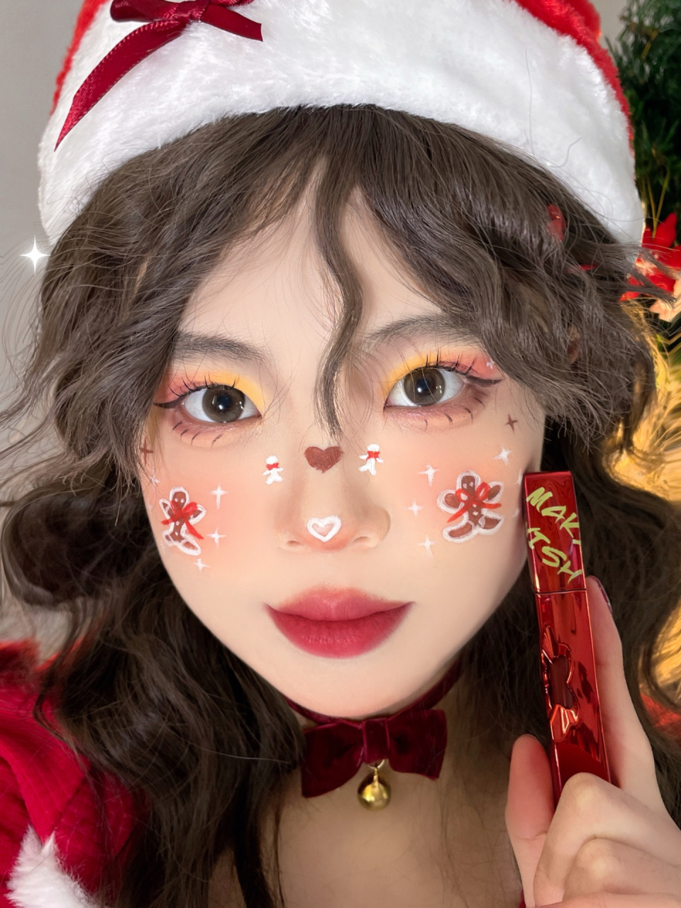 今日的 圣诞创意妆容已送达这次的妆容 采用了氛围感满满的红棕色调为