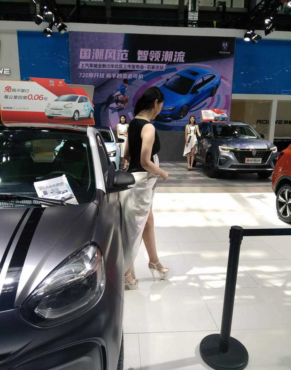 比比石家庄车展上的这三位车模. 第一位(右)干练瘦削,整体利落.