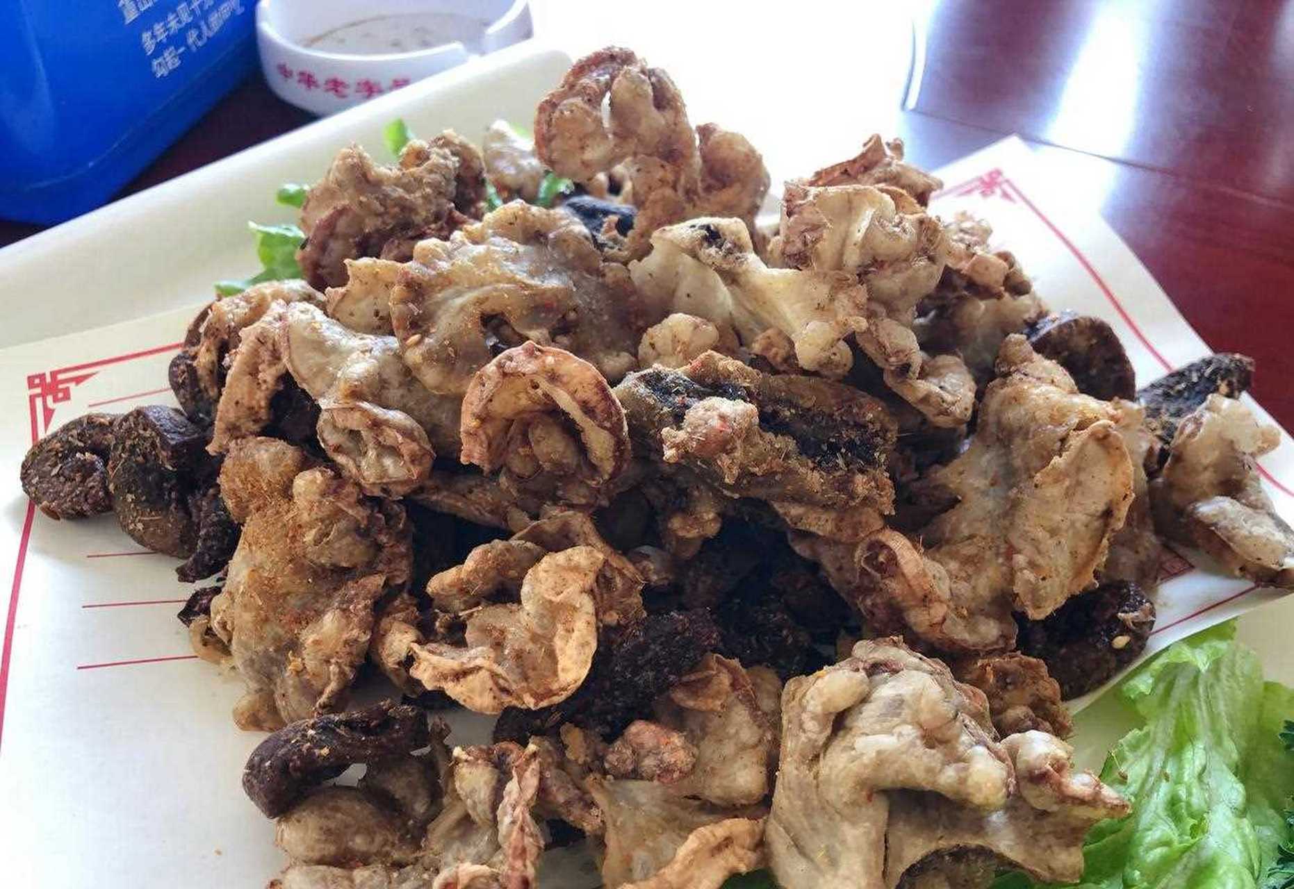 偶然吃到东北老式炸三样,盘中每样尝了一次,也没能猜出这三样到底是啥