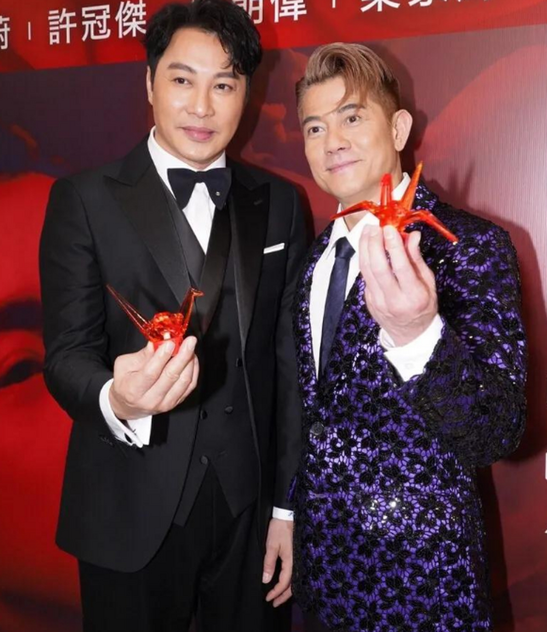 50多岁郭富城和诸多明星合影不显老,别致的紫色西装,钻石点缀太奢华.