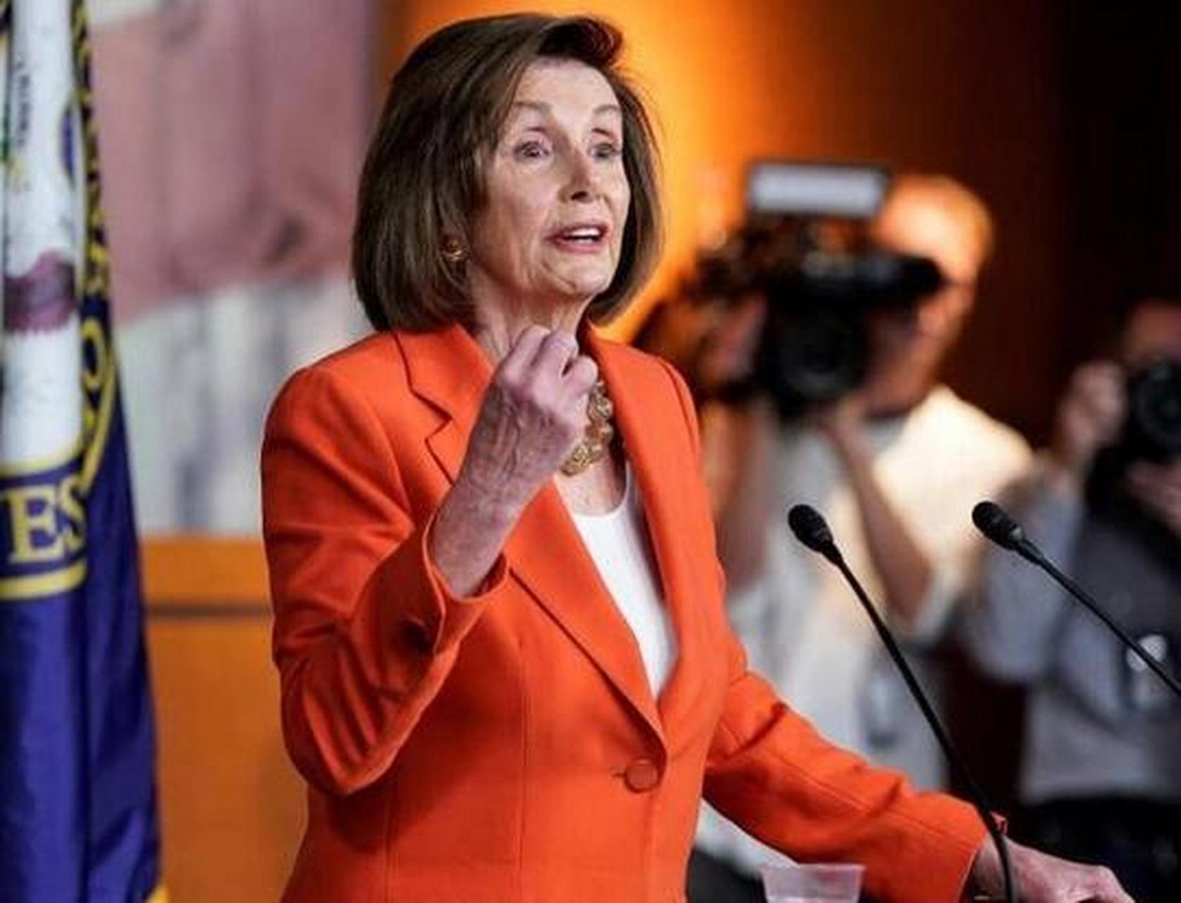 1961年,那是佩洛西年轻风华的时刻,她与肯尼迪合影的一幕令人难以忘怀