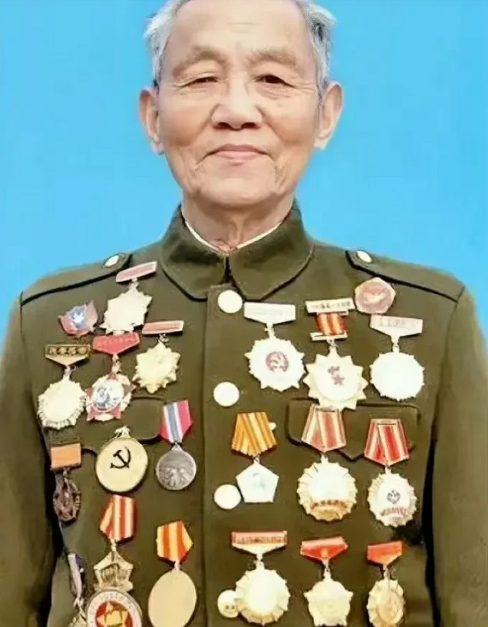 挂满军功章的共和国老兵!