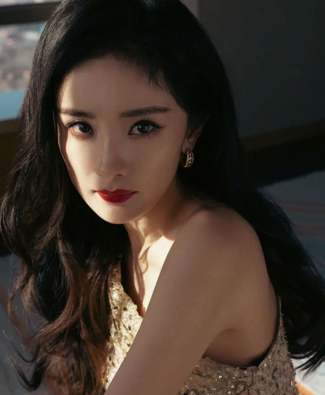 性感优雅,风情万种的#杨幂# 一袭鎏金礼服,身材窈窕,曲线玲珑,美腿