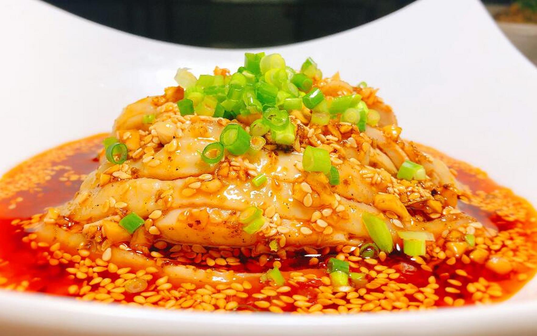 口水鸡,可是川菜中最具代表性的菜肴了,口感鲜美,让人垂涎三尺,因此有