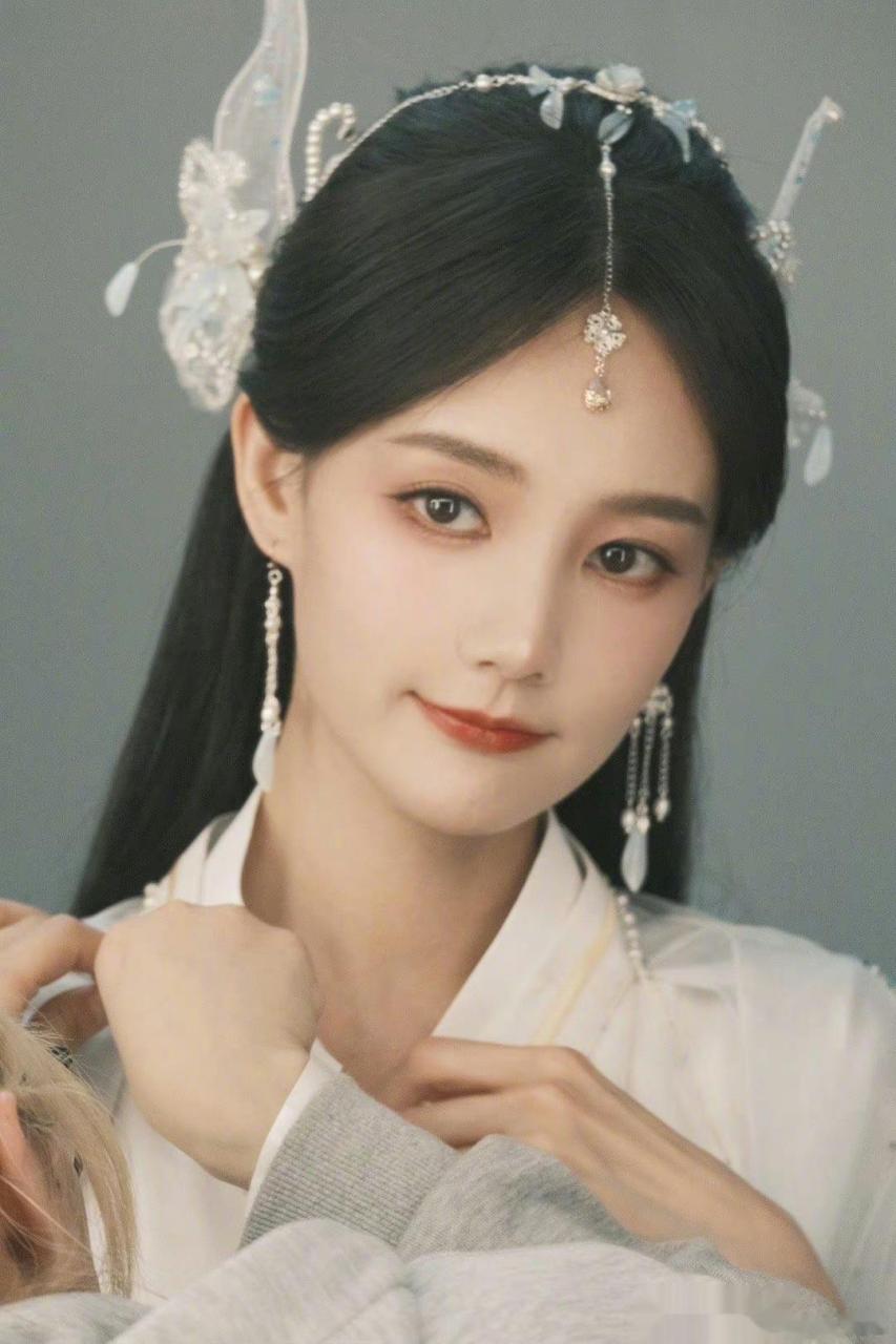 李一桐笑得好温柔  李一桐最新营业照,吊带花朵裙造型好美,古装造型