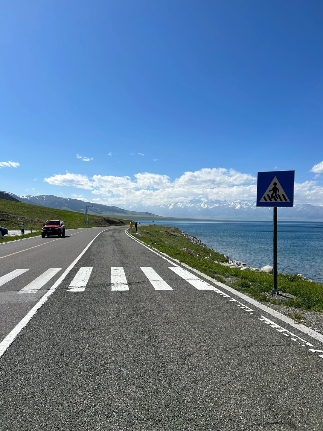 赛里木湖早上路上拍照，旅游帮手
