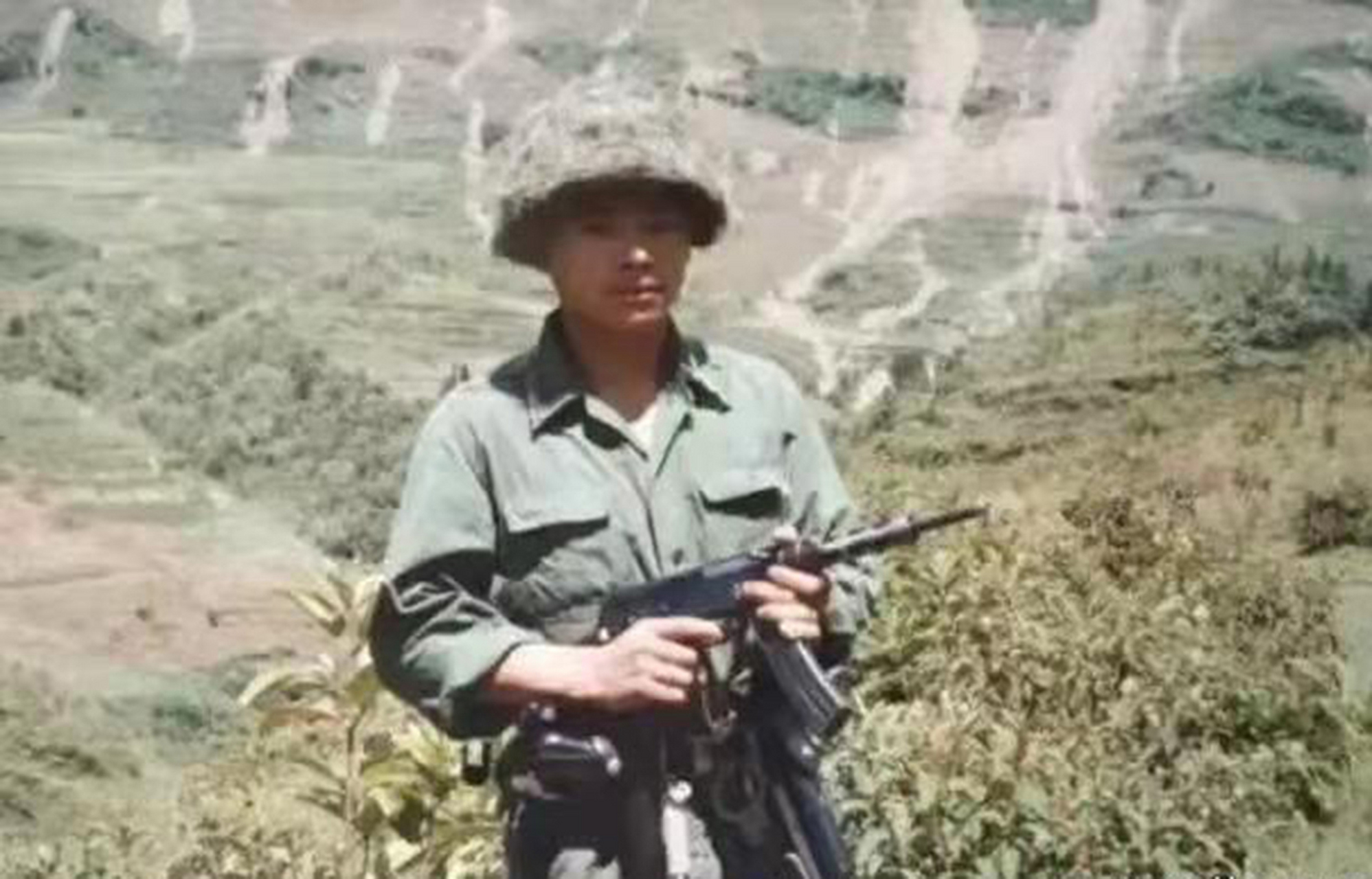 手持冲锋枪,英姿飒爽的周秋波,是老山轮战一等功臣,他19岁参军,拼死与