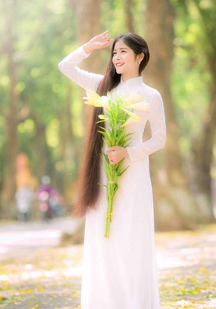 身穿白色奥黛的越南女生,这一头秀丽的长发,早就过腰了