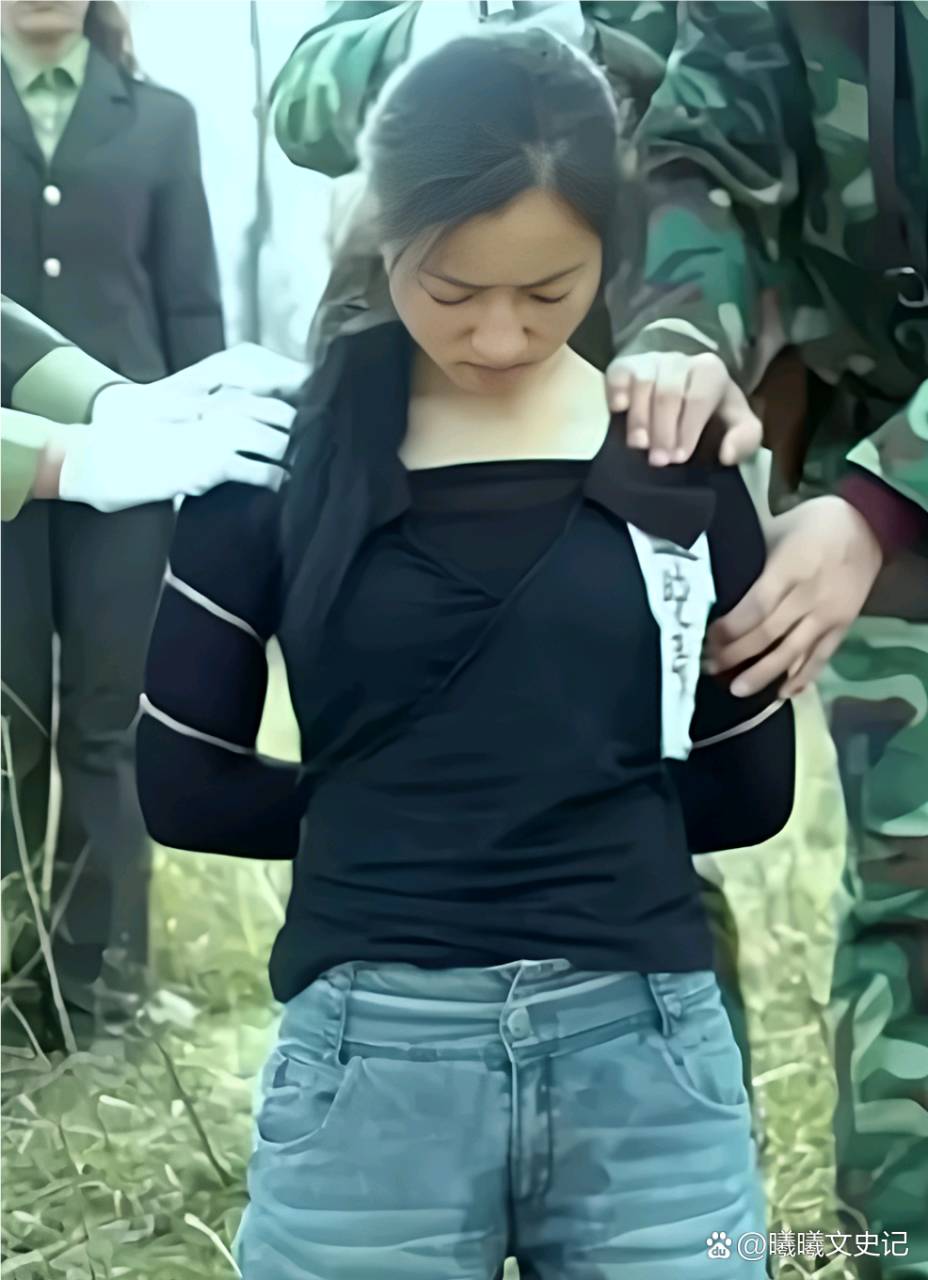 1994年,死刑犯牛晓秀行刑前的照片,图中她正跪在草地上,心灰意冷地低
