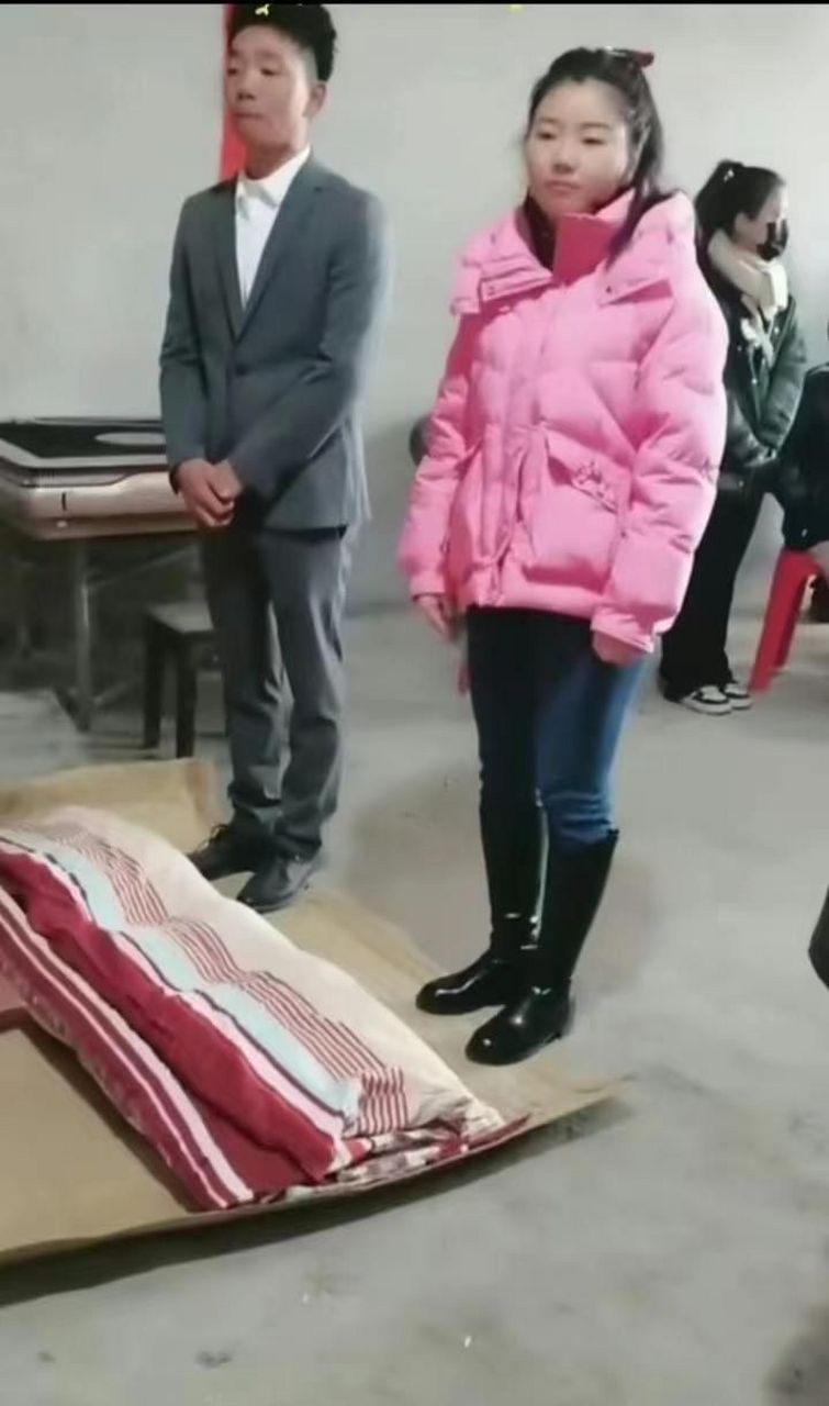 看着好小的样子.是在定娃娃亲吗