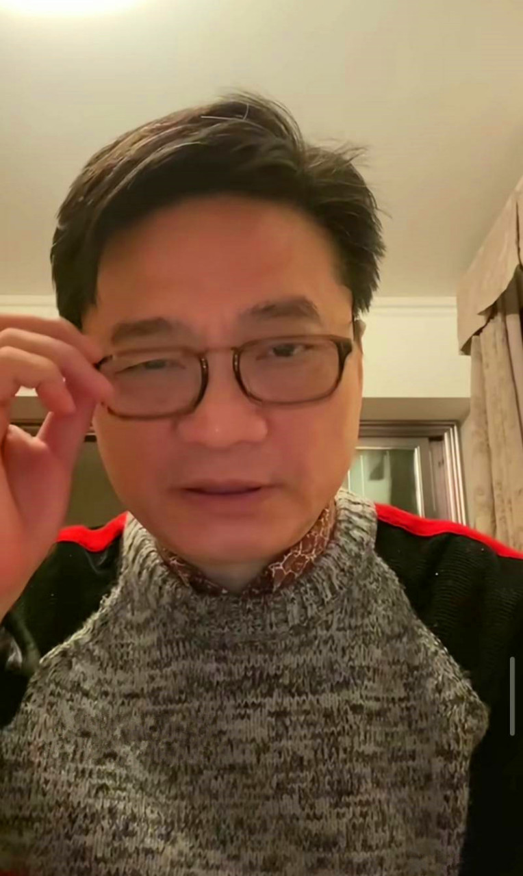 前央视名嘴60岁生日,身穿毛衣戴着黑框眼镜出镜