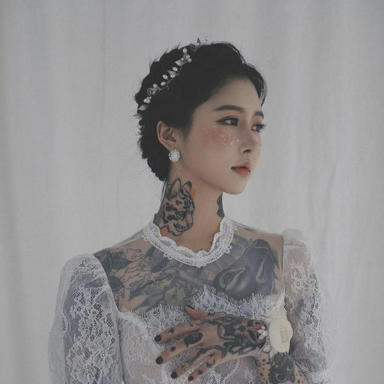 20世纪60年代,日本东京,两个年轻貌美的姑娘,来到一个纹身寓所,此时