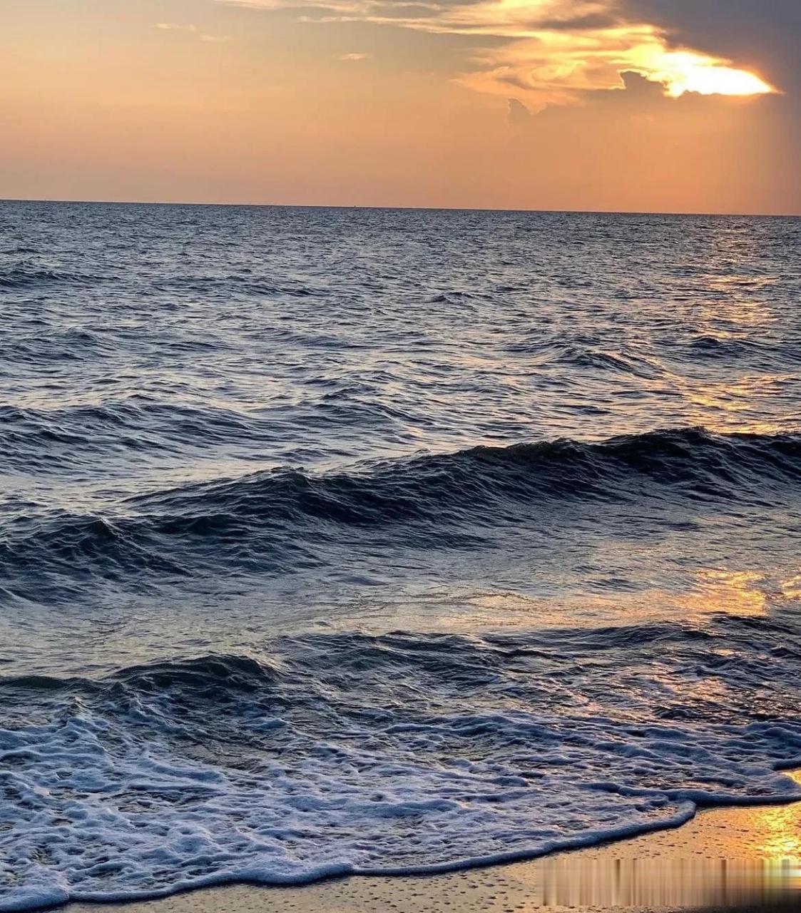 傍晚的晚霞,染得海面呈现出异样的色彩,即将到来的夜色,让海面的亮度