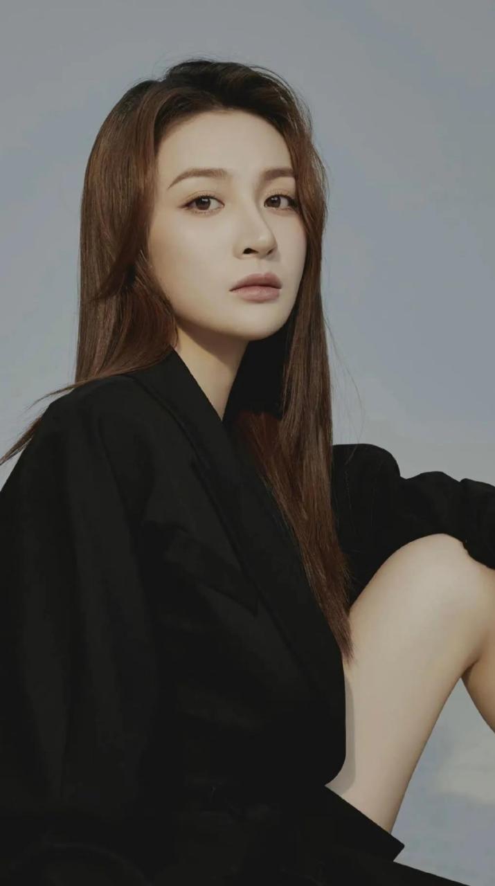 隆妮演员是一位非常出色的演员,她的演技非常细腻,能够很好地理解角色