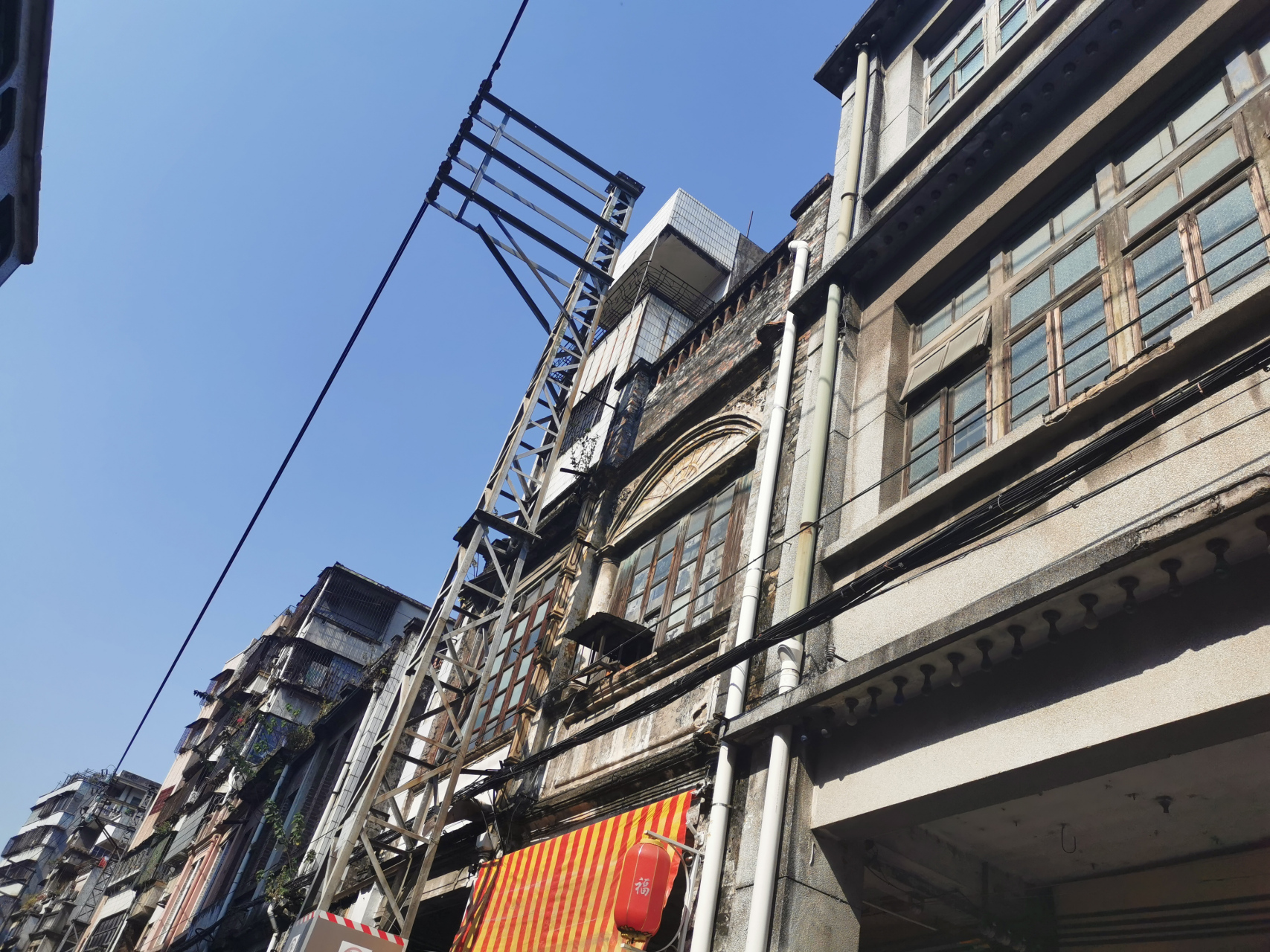 中山路有一条古街,街边两侧为骑楼建筑,这些建筑有年头,应该是民国时