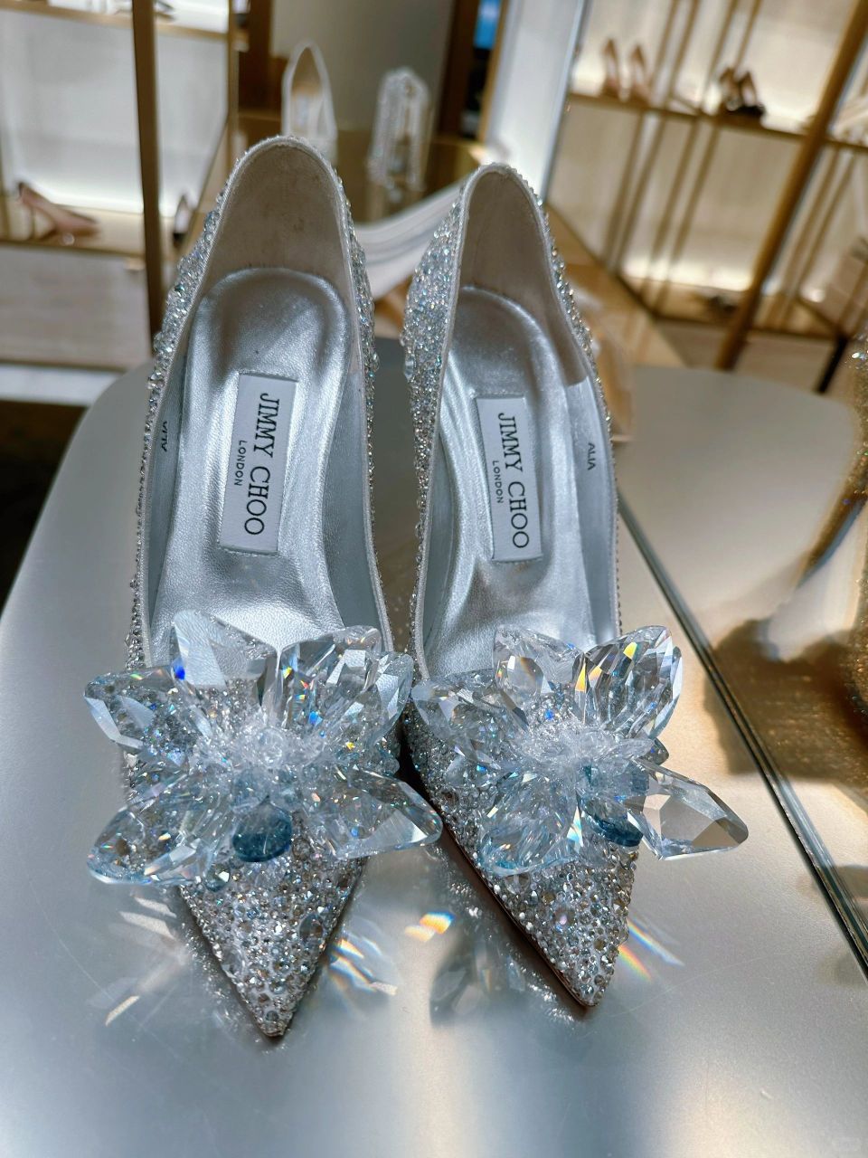 他为我置办了一双jimmy choo水晶婚鞋  95 每个女孩子都想拥有一双