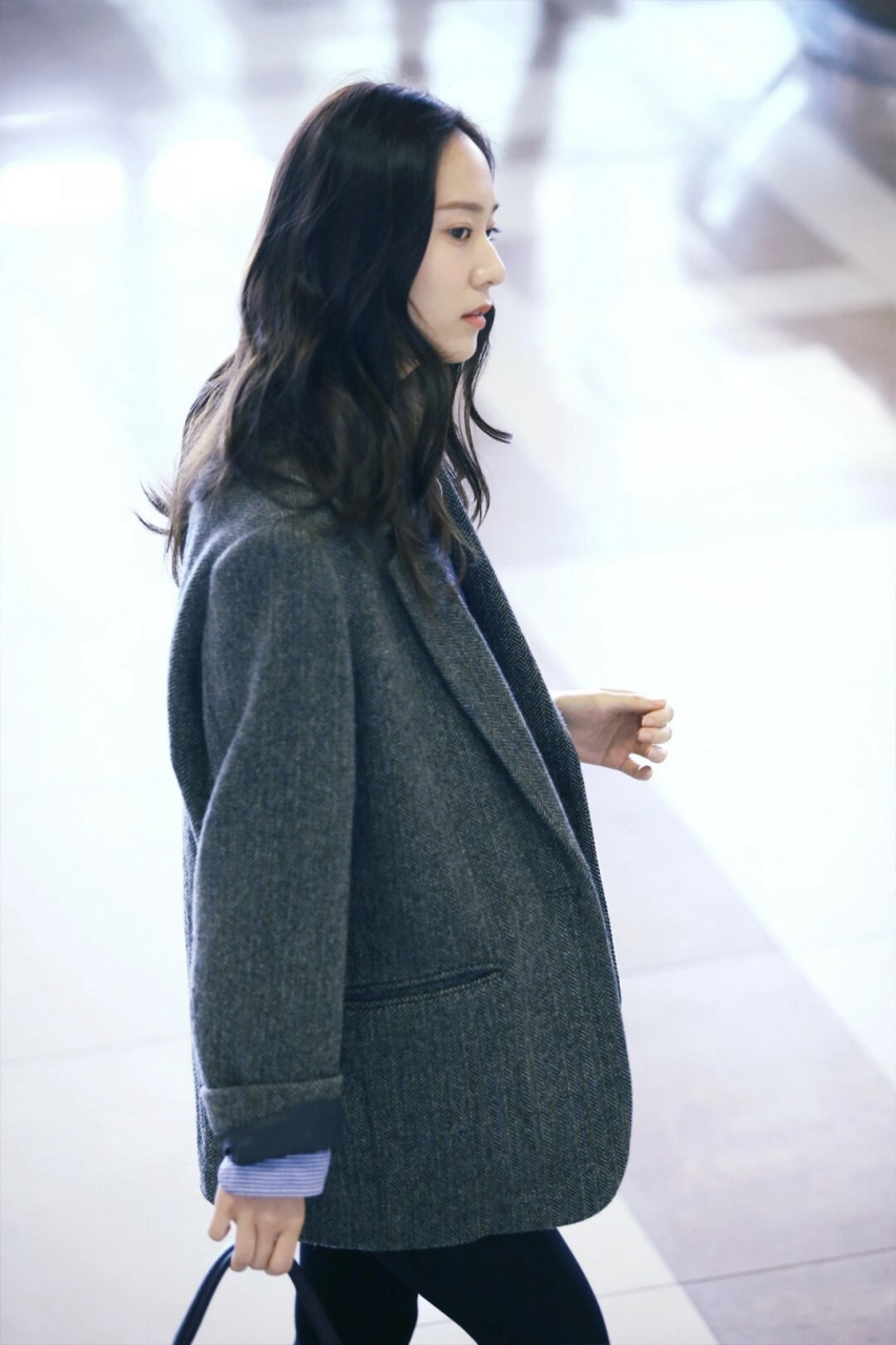 郑秀晶机场穿搭太好看了  看到塔子哥在机场的照片,真是让人惊叹不已.