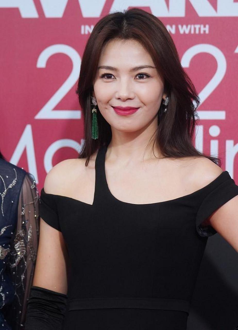 刘涛真是生得一副好皮囊,颜值一直没啥变化,穿着黑凤凰装真美