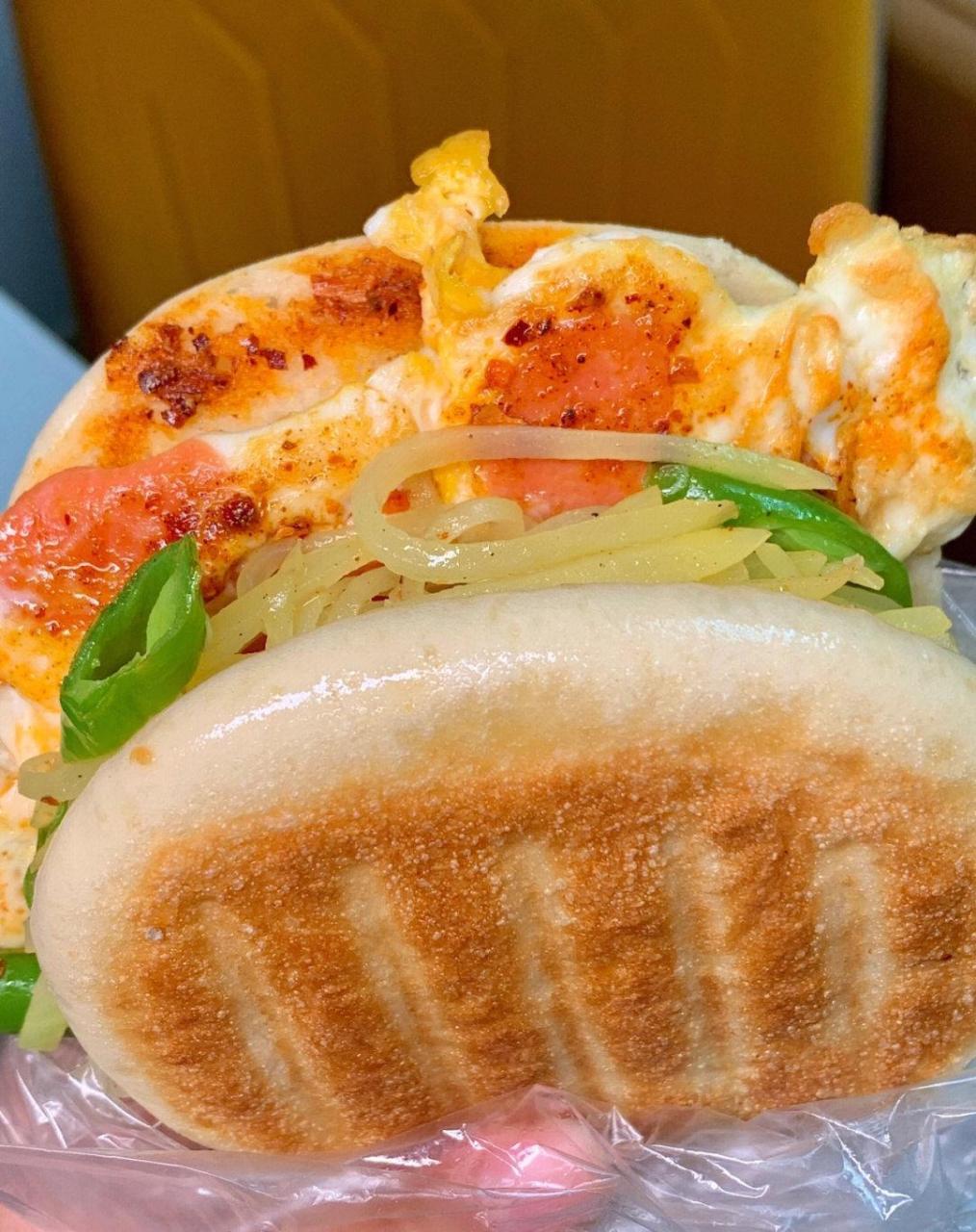 关于我一周吃五次的土豆丝夹馍,巨香 夹馍一口下去太满足了!