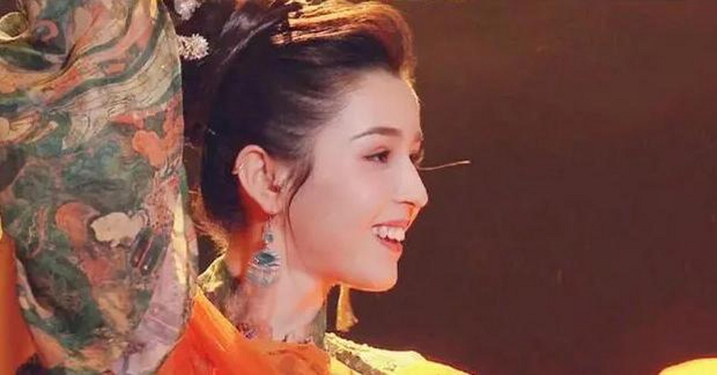 gif创作人# 一支《一梦敦煌》让哈妮克孜这位新疆姑娘获得了很多关注