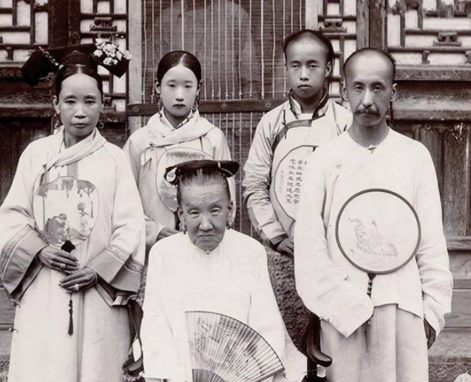 清朝老照片:这是晚清时期的满人家庭老照片.