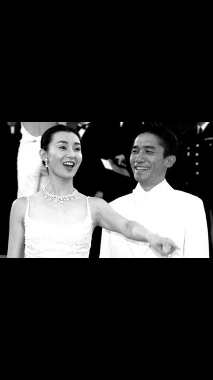 gif创作人# 2001年的春晚上,梁朝伟牵着张曼玉的手登台,眼中满含汕殚