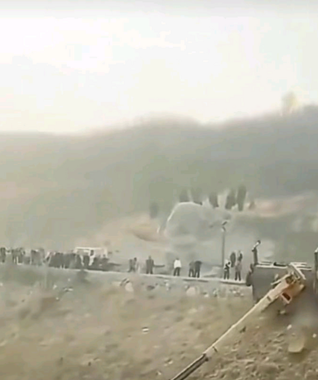 师傅默默的打电话摇人了