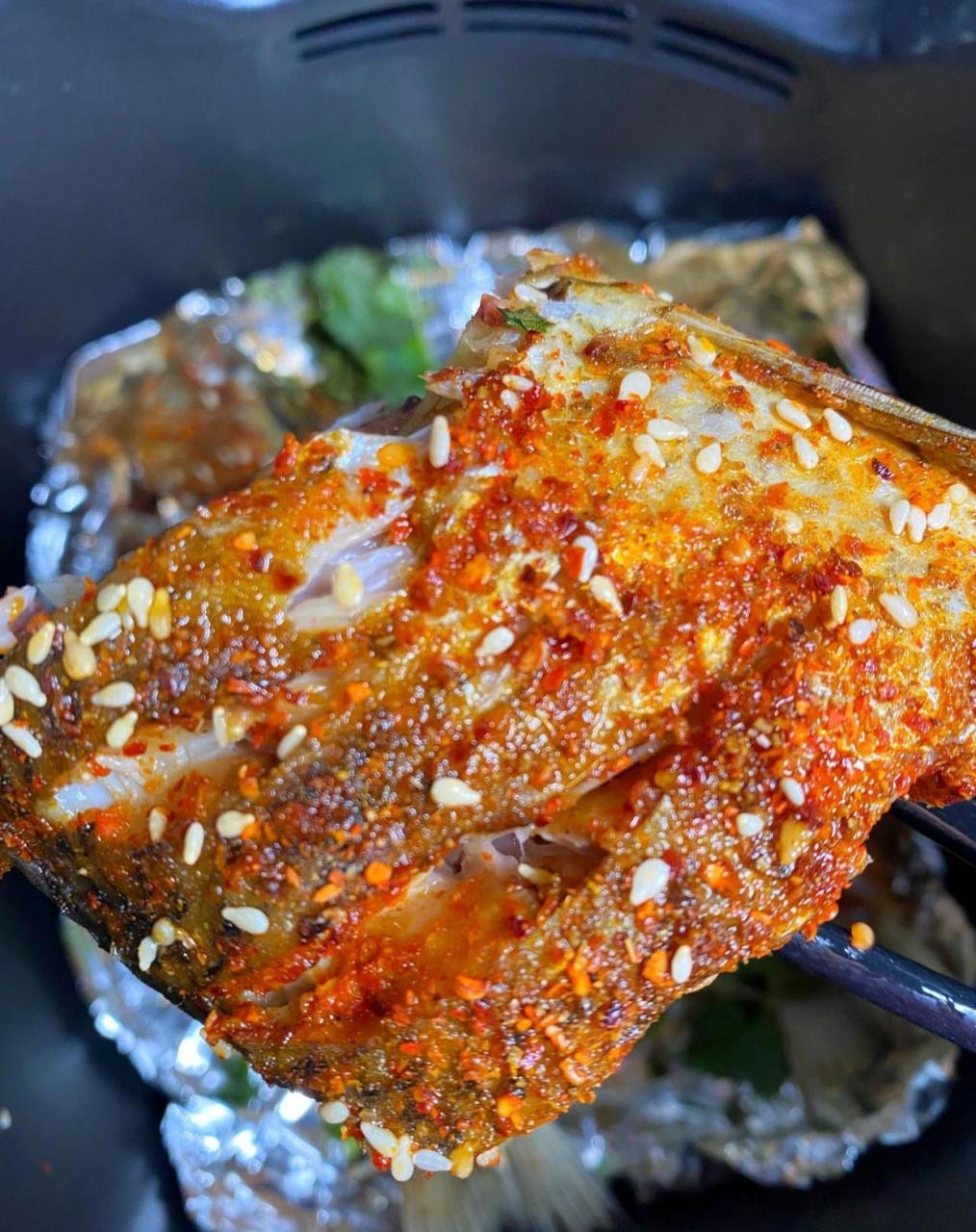 食材:鲫鱼,香菜,芝麻,辣椒面,胡椒粉,孜然粉 做法: 1鲫鱼