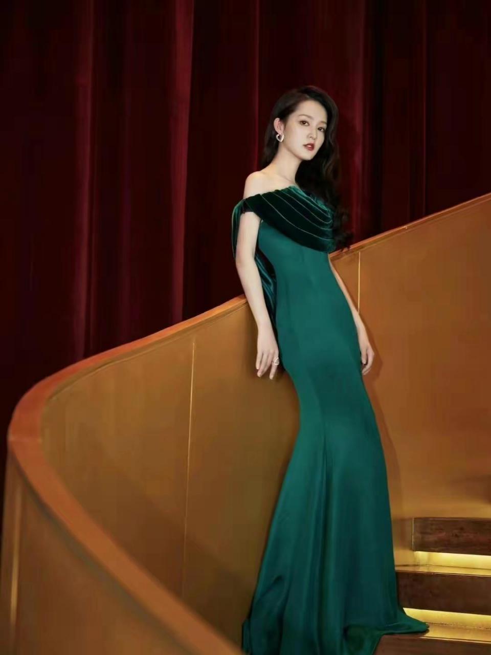 李沁穿着绿色丝绒百褶鱼尾曳地晚礼服拍摄写真,彰显高级奢华,展现完美