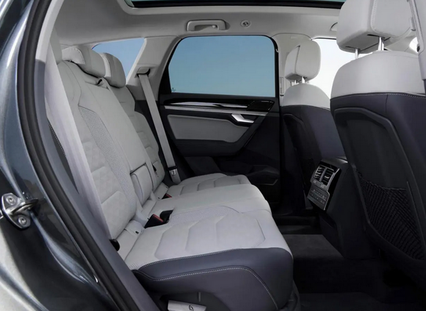 在国内售卖为数不多的进口车之一,此次的新款大众途锐共推出了4个版本