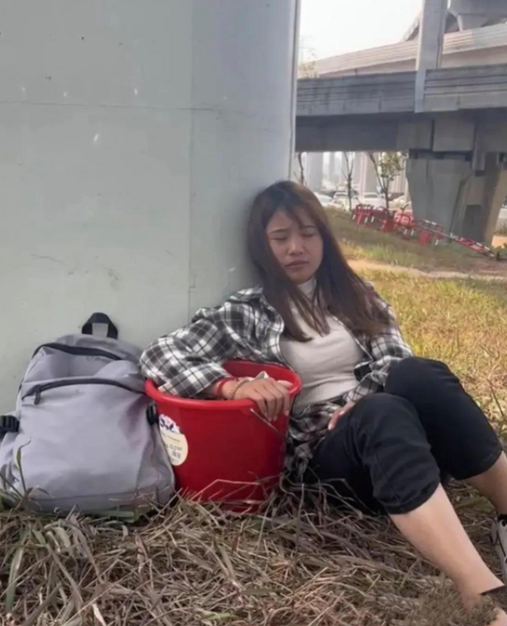 工作太难做,厂妹干一天就提桶跑路了