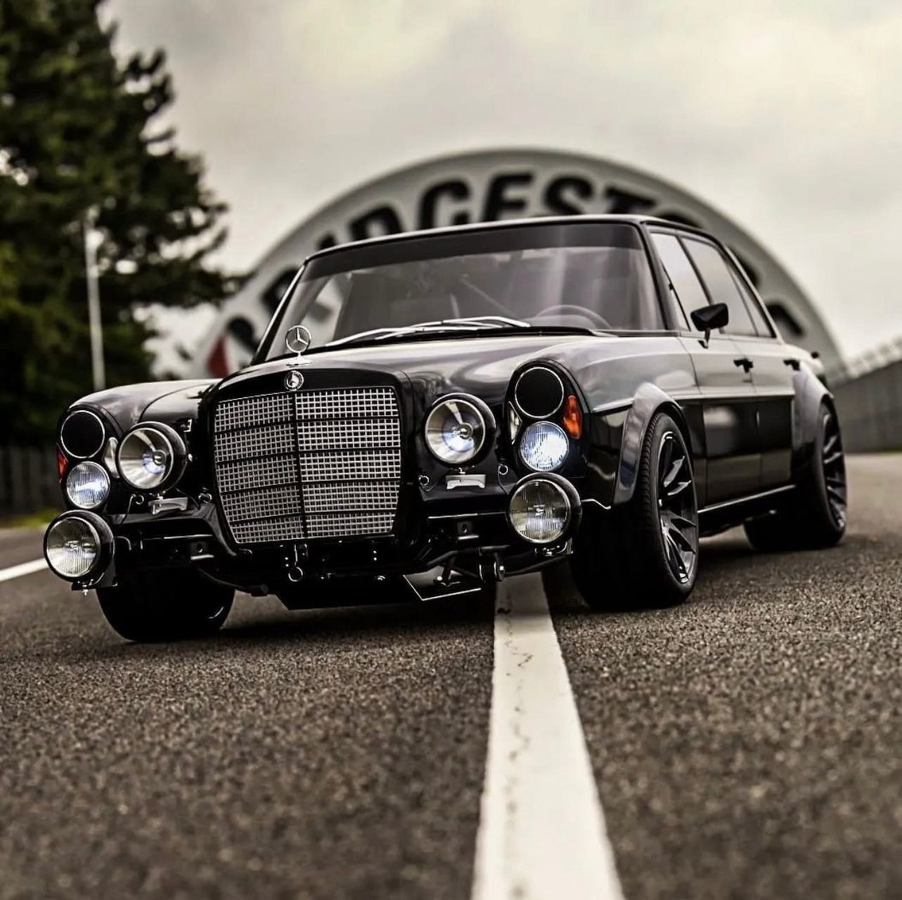 奔驰300sel是梅赛德斯-奔驰在1969年推出的第一款高性能轿车——300