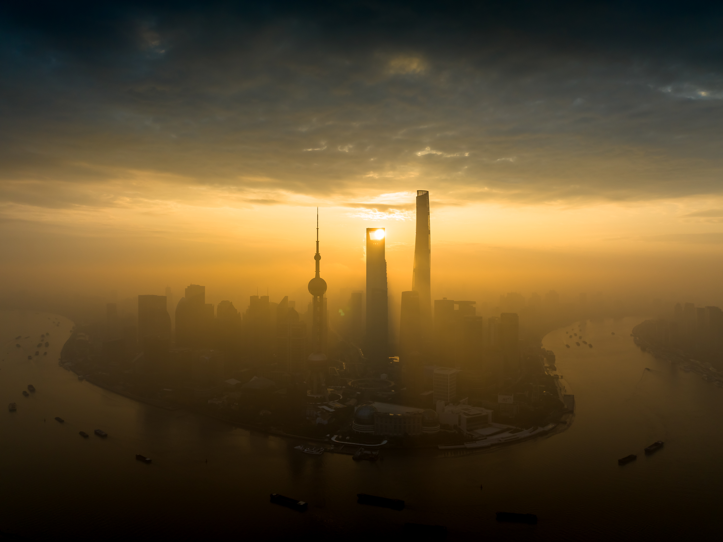 降温前一天上海的日出.非常难得的没有雾气,非常通透