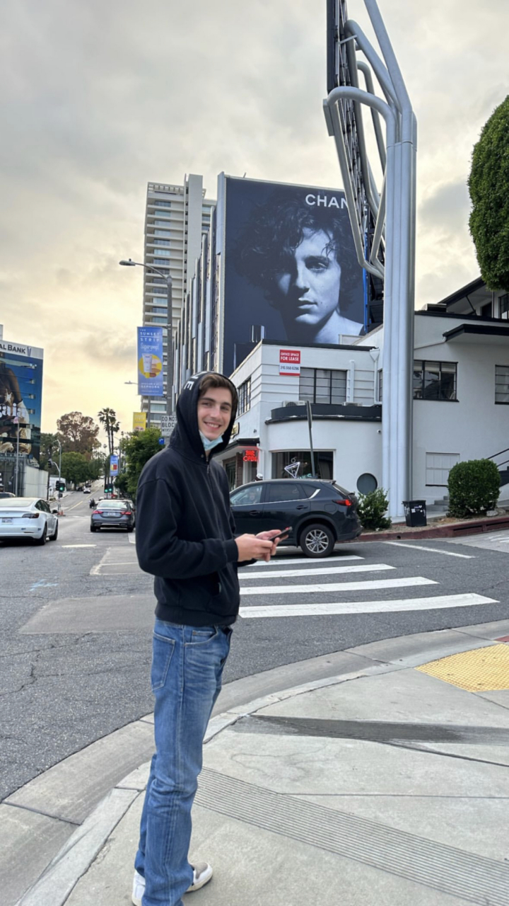 甜茶分享新照,和自己的广告海报同框.