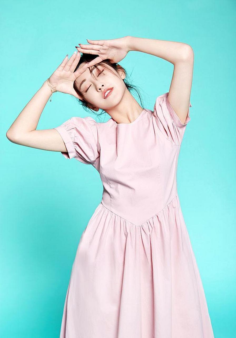 朱圣祎春日造型写真释出 着糖果色连衣裙笑容甜美