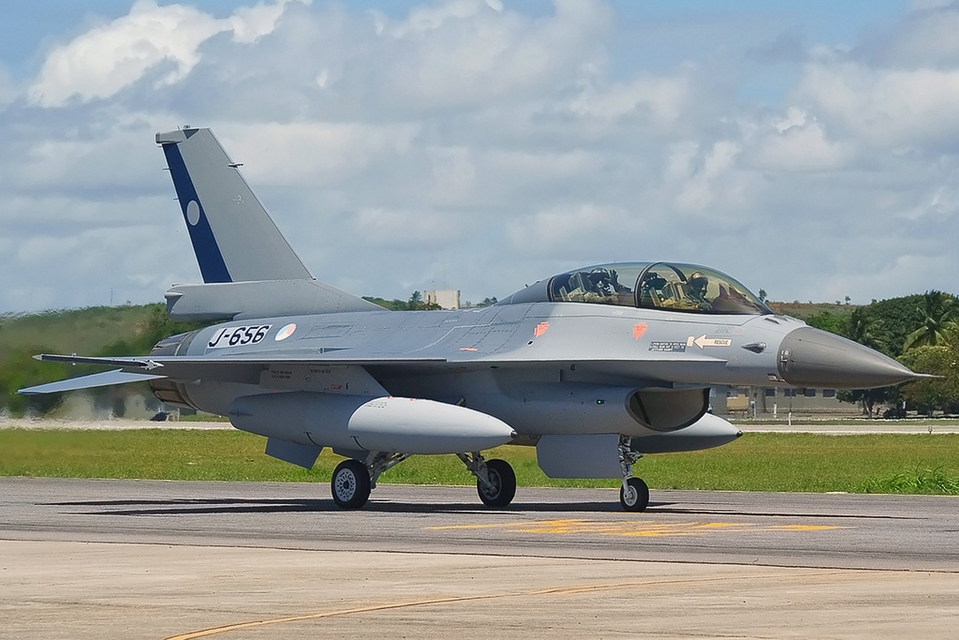 荷兰空军装备的f-16战斗机,这批战斗机主要是f-16am和f-16bm战斗机