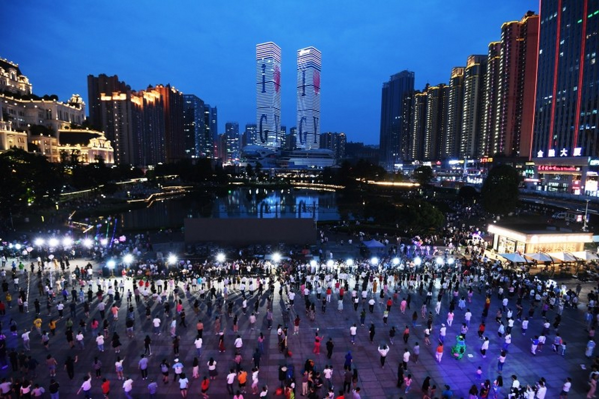 【贵阳:花果园广场舞掀起全民健身热】近年来,贵阳市南明区花果园湿地