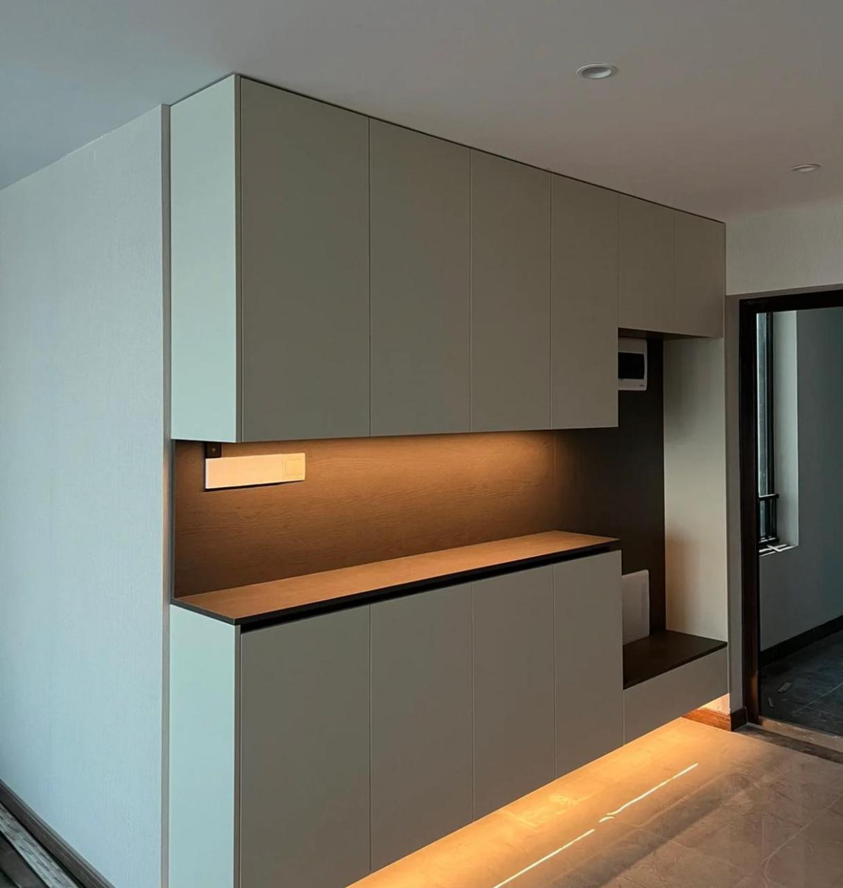 同样是鞋柜的悬空设计,一个廉价感十足,一个温馨美观.