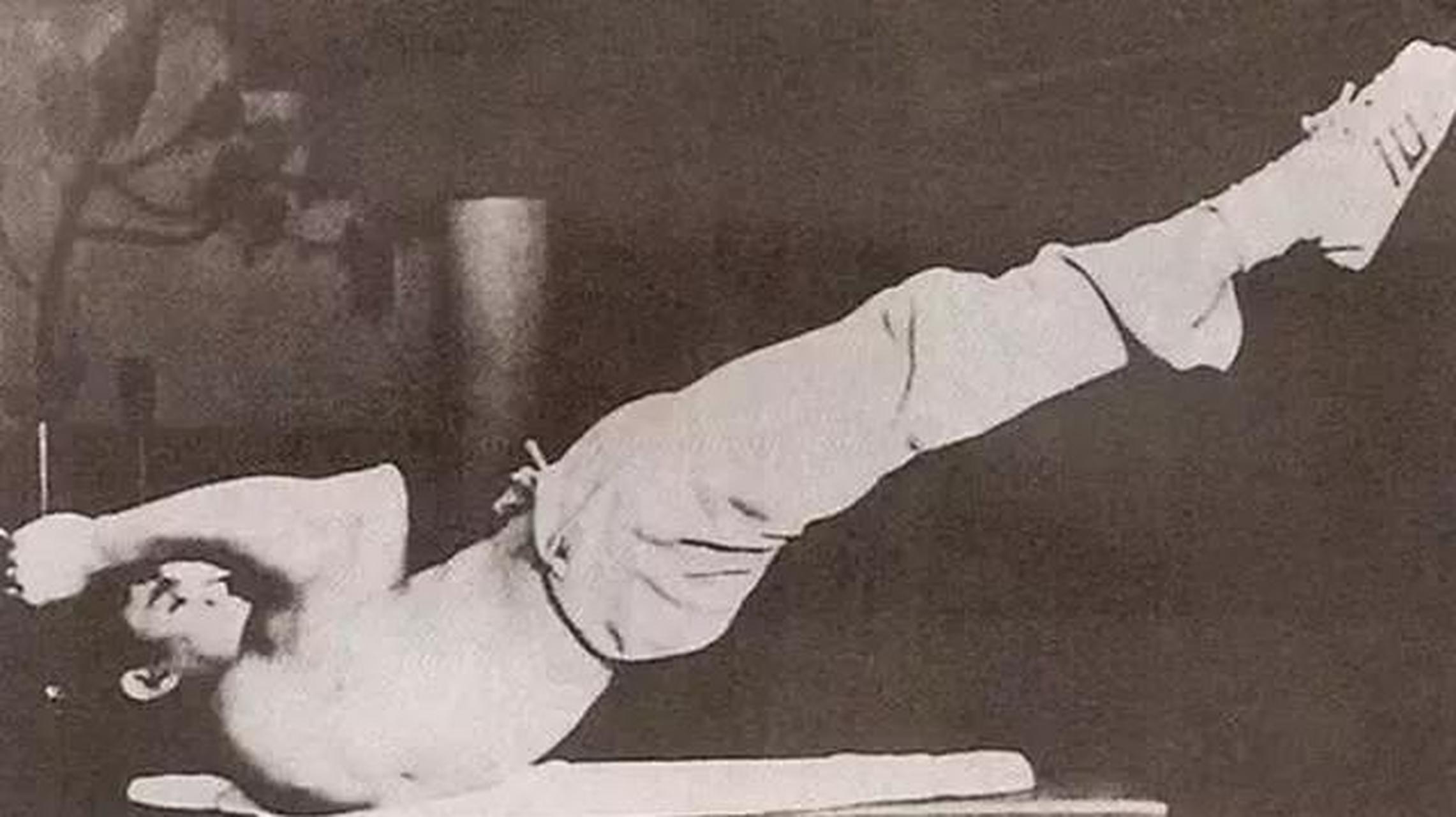 领动计划# 表演传统功夫的李小龙.二指禅厉害了.