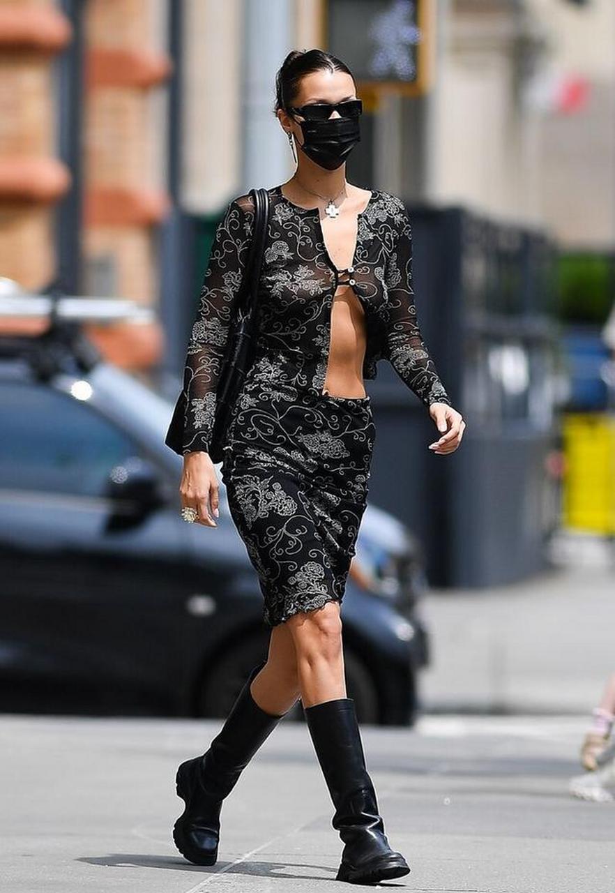 街拍:贝拉-哈迪德印花透视衫一粒扣 半身裙 中筒靴酷感帅气