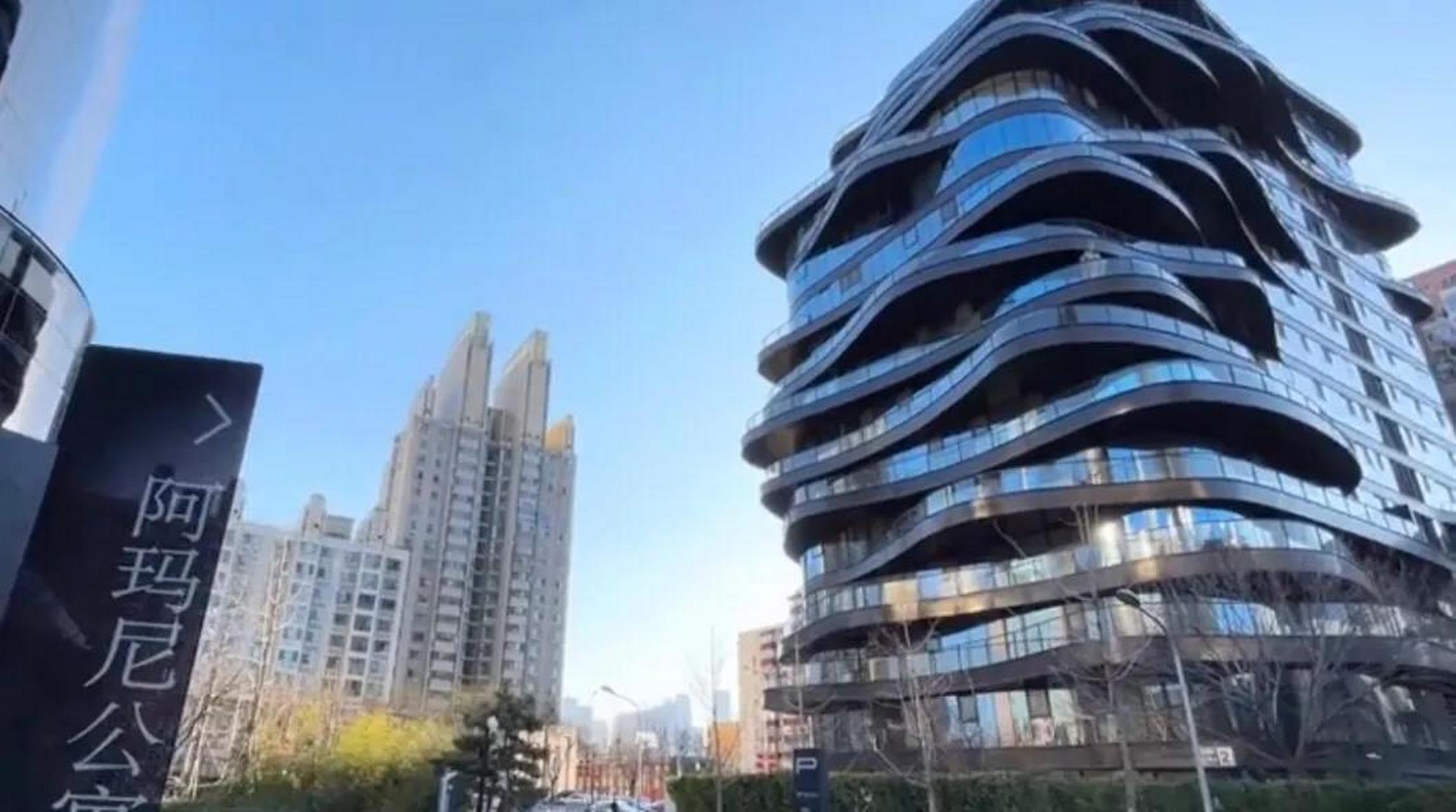 王菲在北京居住的豪宅小区,与众不同外形全是黑色有点梦幻的感觉.