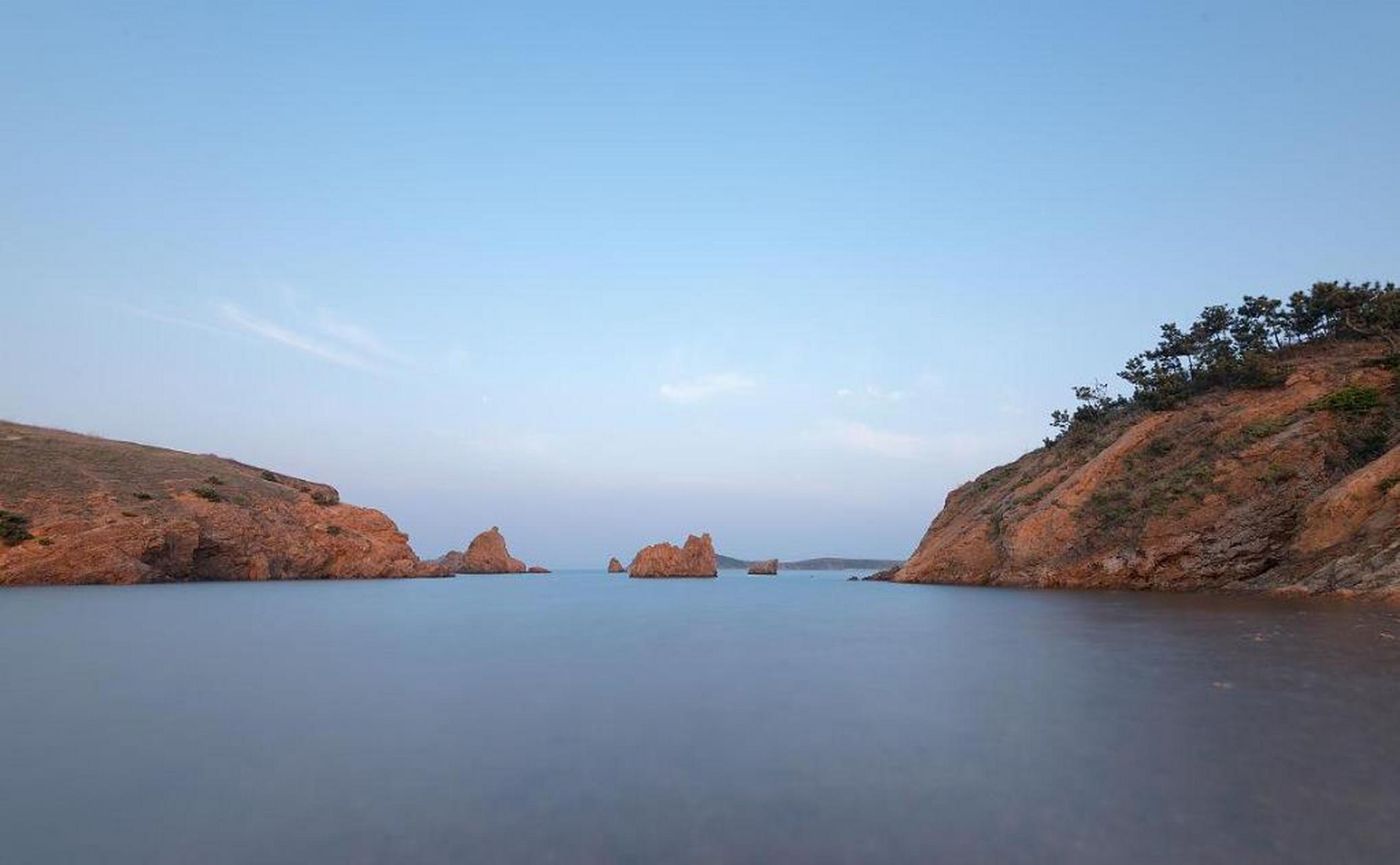 它坐落在即墨横门湾的怀抱中,如一颗宝石般闪耀在黄海之滨.
